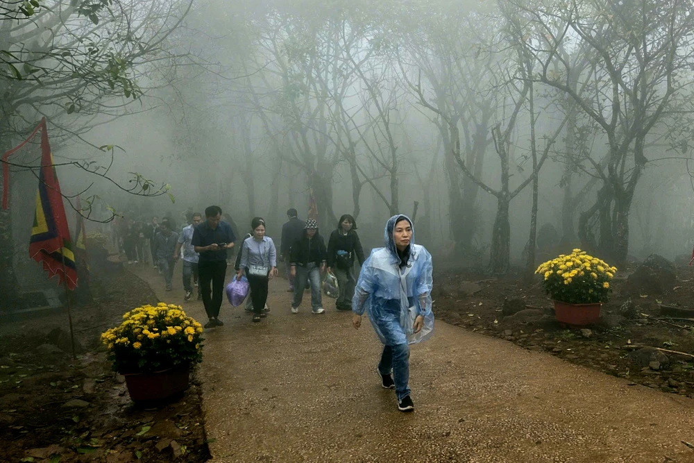 Cận cảnh đền Nưa - Am Tiên ở Thanh Hóa trong ngày mở cổng trời -16.jpg