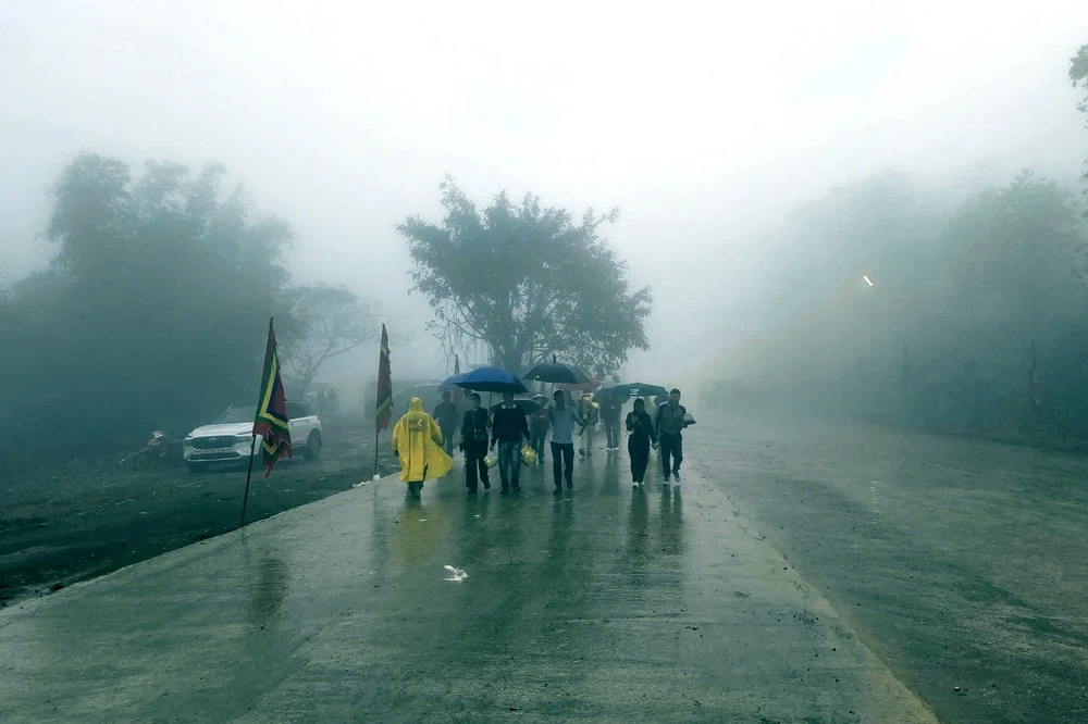 Cận cảnh đền Nưa - Am Tiên ở Thanh Hóa trong ngày mở cổng trời -18.jpg