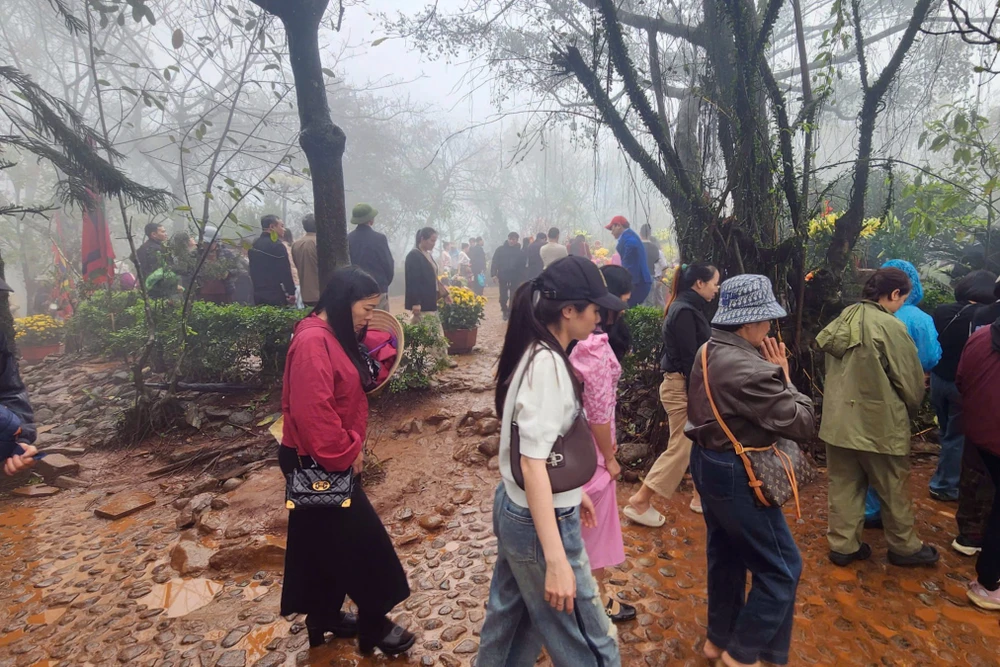 Cận cảnh đền Nưa - Am Tiên ở Thanh Hóa trong ngày mở cổng trời -19.jpg