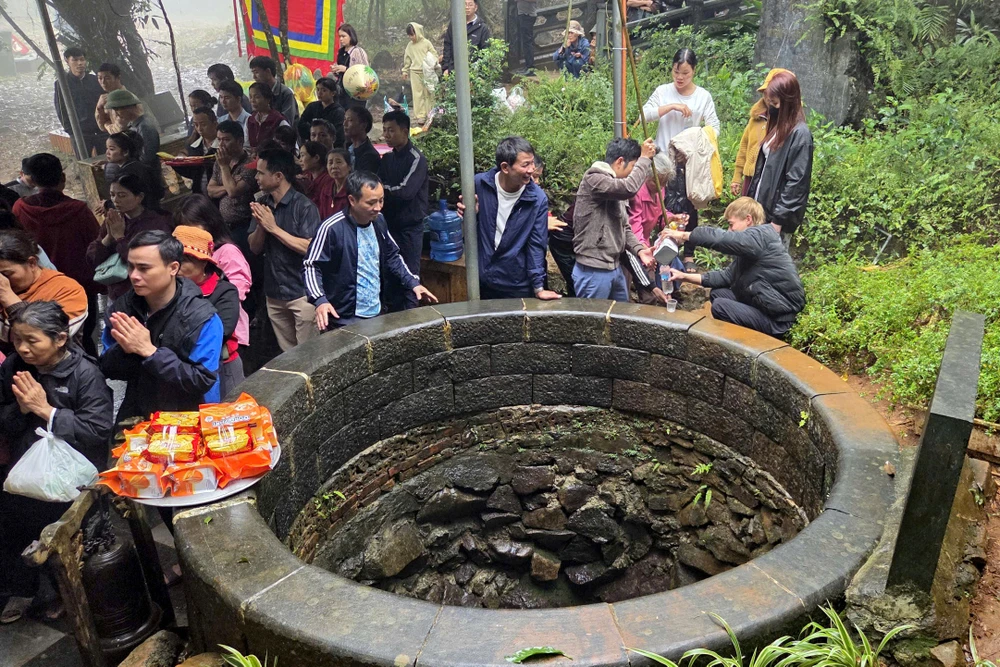 Cận cảnh đền Nưa - Am Tiên ở Thanh Hóa trong ngày mở cổng trời -21.jpg