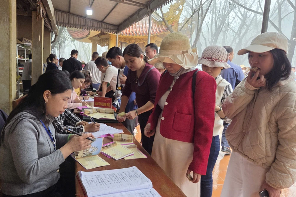 Cận cảnh đền Nưa - Am Tiên ở Thanh Hóa trong ngày mở cổng trời -22.jpg