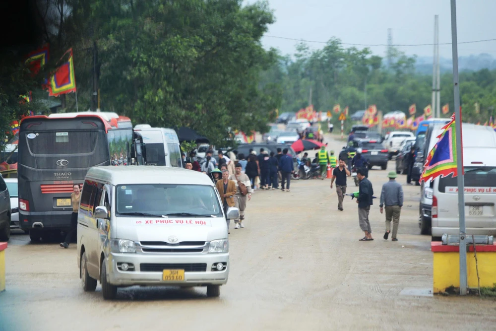 Cận cảnh đền Nưa - Am Tiên ở Thanh Hóa trong ngày mở cổng trời-.jpg