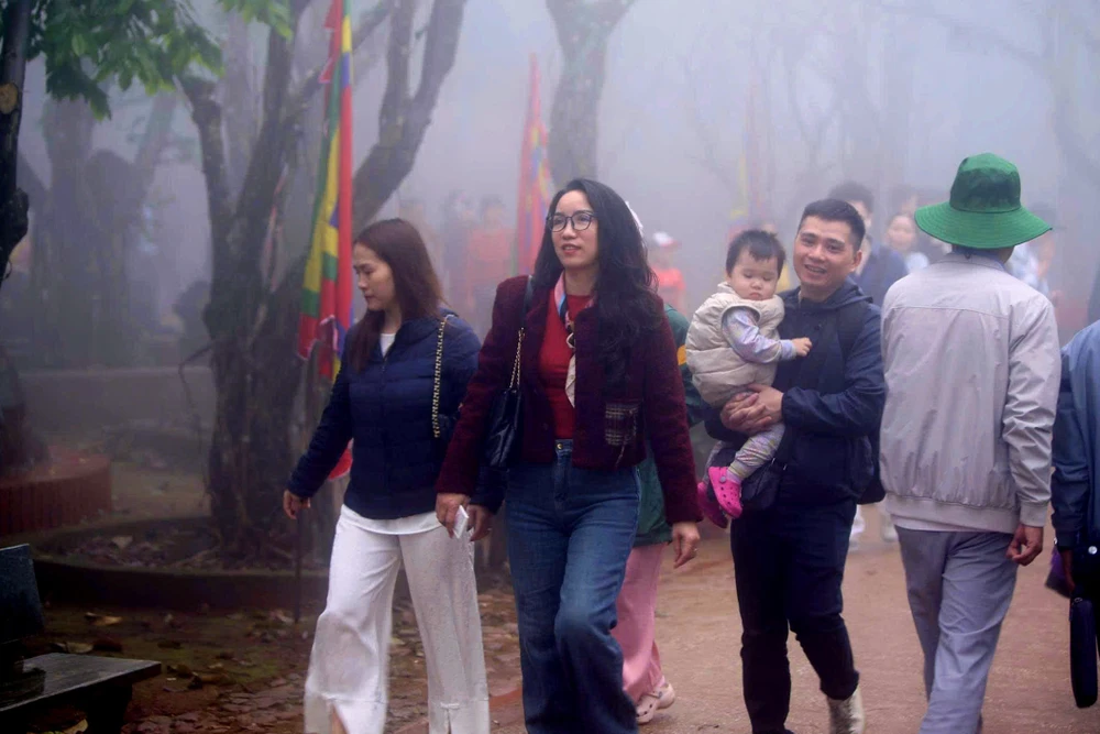 Cận cảnh đền Nưa - Am Tiên ở Thanh Hóa trong ngày mở cổng trời -8.jpg