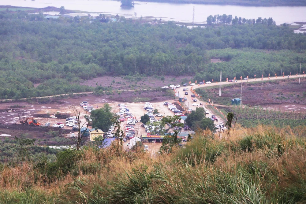 Cận cảnh đền Nưa - Am Tiên ở Thanh Hóa trong ngày mở cổng trời -.jpg