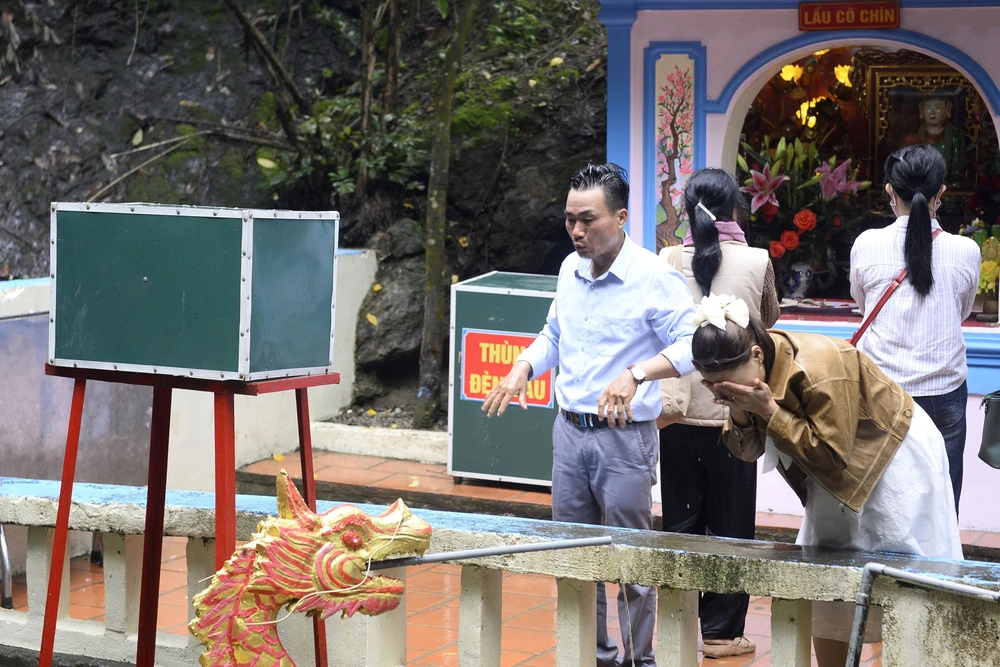 Hàng vạn du khách về Phủ Na xin nước thánh ở con suối dưới đỉnh ngàn Nưa -12.JPG