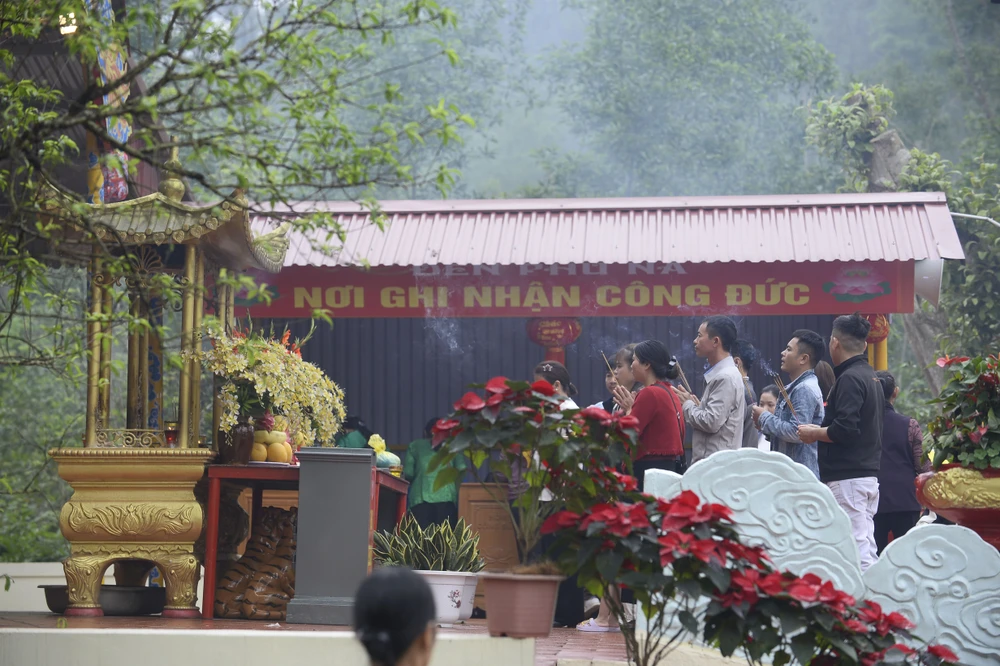 Phủ Na-Thanh Hóa - xin nước thánh 4.jpg