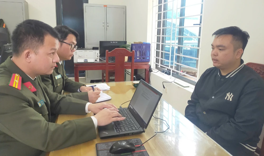 Le Dinh Tien khai nhan.jpg