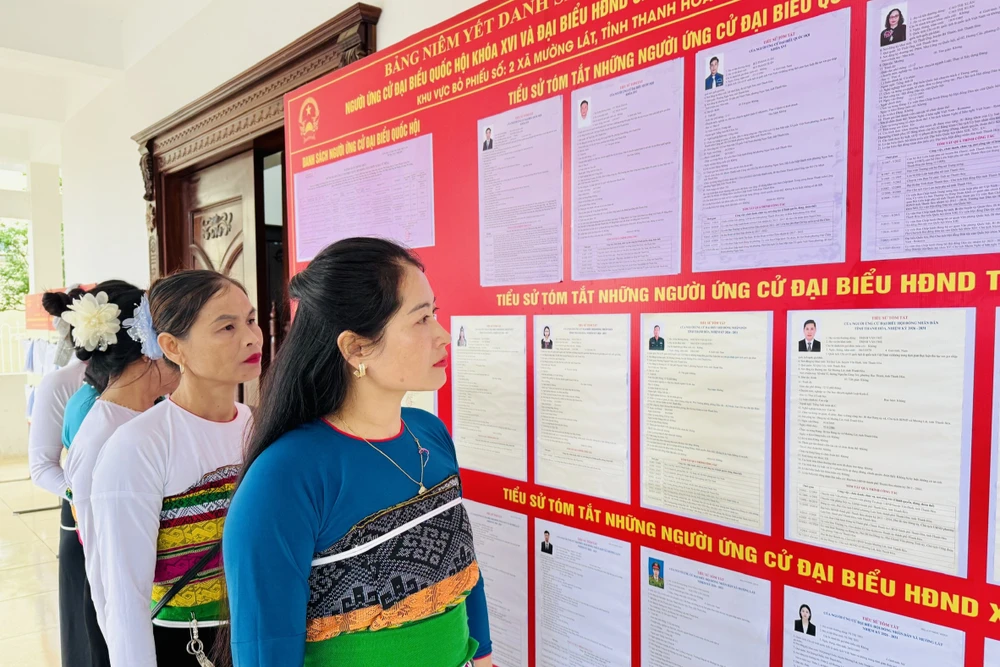 HĐND xã Mường Lát phun khử khuẩn -.jpg