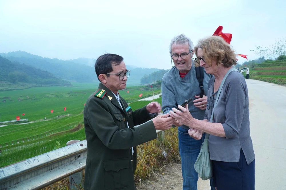 “Cung đường chữ S” nổi tiếng ở Thanh Hóa rợp cờ hoa trước ngày bầu cử-1.jpg