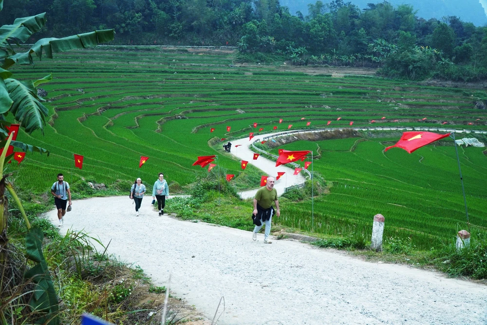 “Cung đường chữ S” nổi tiếng ở Thanh Hóa rợp cờ hoa trước ngày bầu cử-10.jpg