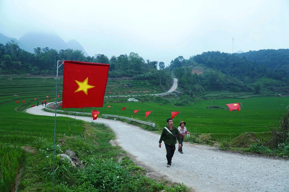 “Cung đường chữ S” nổi tiếng ở Thanh Hóa rợp cờ hoa trước ngày bầu cử-14.jpg