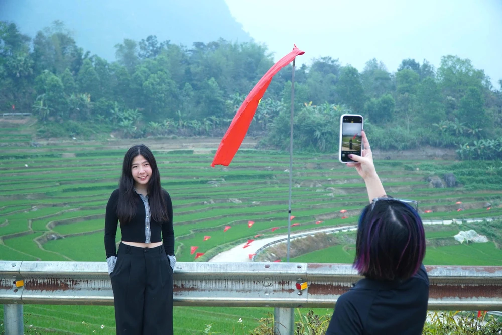 “Cung đường chữ S” nổi tiếng ở Thanh Hóa rợp cờ hoa trước ngày bầu cử-15.jpg