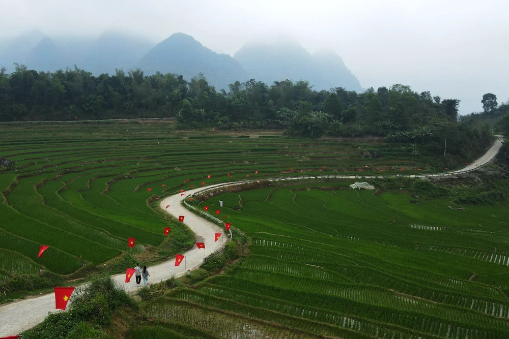 “Cung đường chữ S” nổi tiếng ở Thanh Hóa rợp cờ hoa trước ngày bầu cử-2.jpg