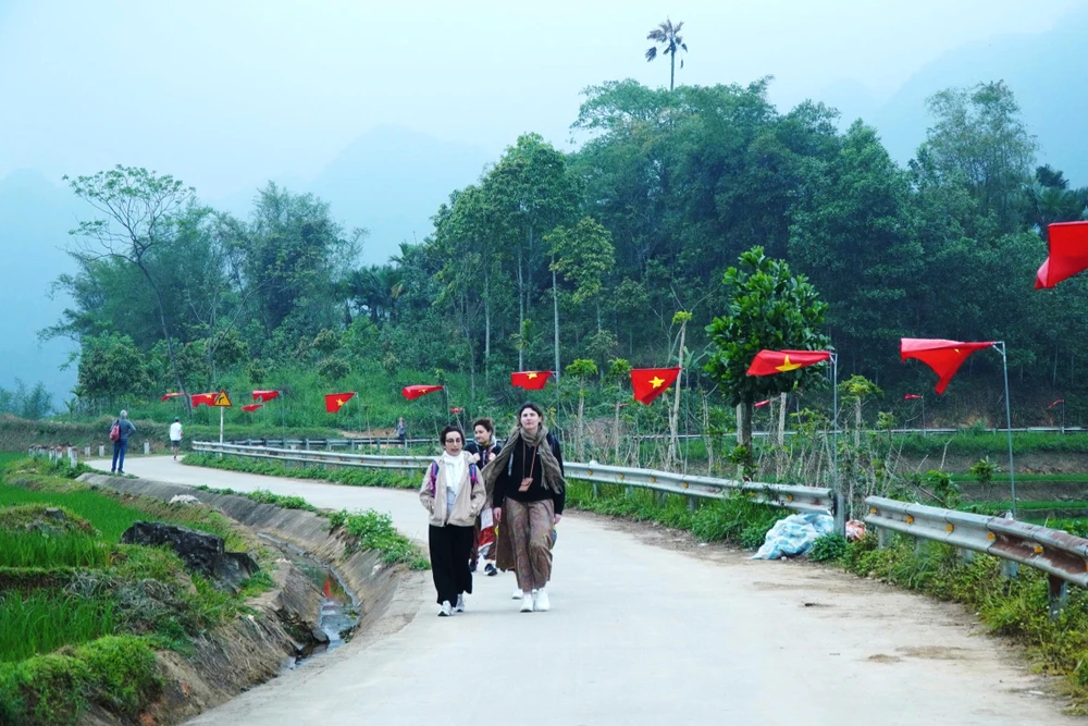 “Cung đường chữ S” nổi tiếng ở Thanh Hóa rợp cờ hoa trước ngày bầu cử-5.jpg