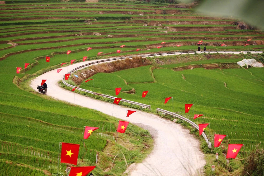 “Cung đường chữ S” nổi tiếng ở Thanh Hóa rợp cờ hoa trước ngày bầu cử-7.jpg