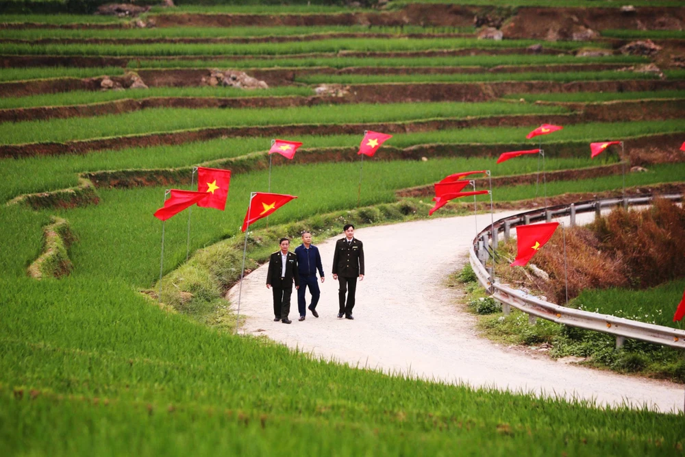 “Cung đường chữ S” nổi tiếng ở Thanh Hóa rợp cờ hoa trước ngày bầu cử-8.jpg