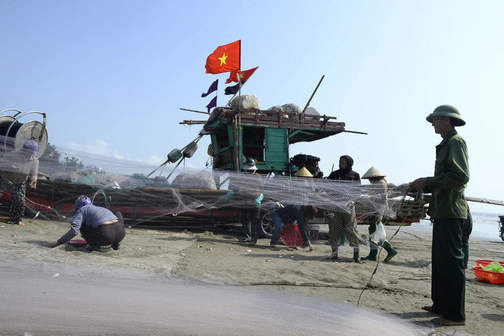 Giá xăng dầu tăng, ngư dân Thanh Hóa bám biển mưu sinh mùa cá trích-1.JPG