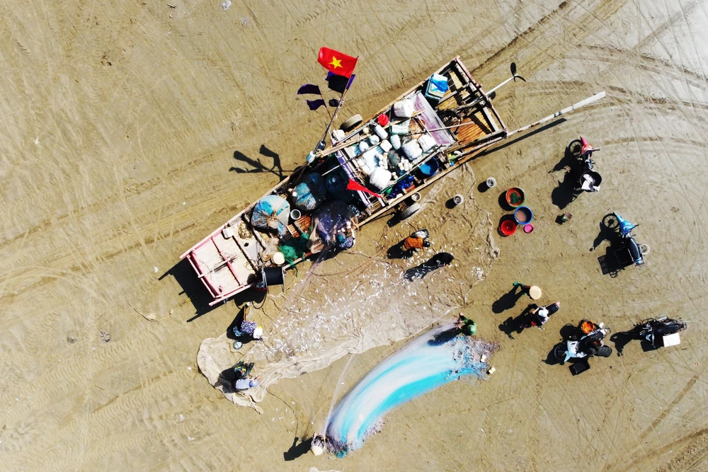 Giá xăng dầu tăng, ngư dân Thanh Hóa bám biển mưu sinh mùa cá trích-12.JPG