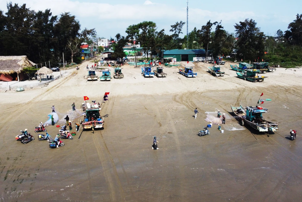 Giá xăng dầu tăng, ngư dân Thanh Hóa bám biển mưu sinh mùa cá trích-15.JPG