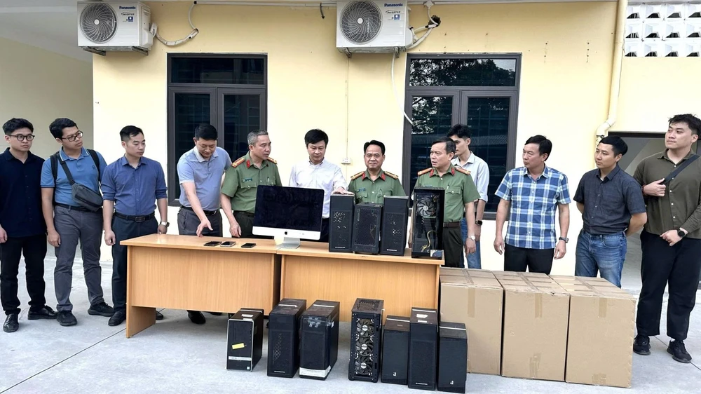 HỌC SINH LỚP 12 CẦM ĐẦU ĐƯỜNG DÂY QUỐC TẾ.jpeg