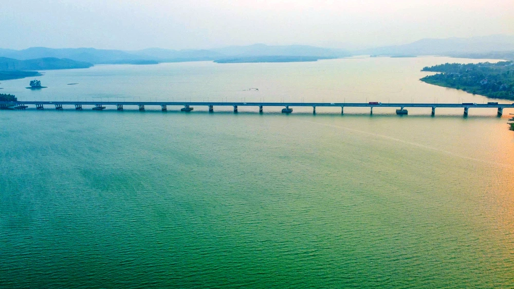 Ngắm vẻ đẹp hoang sơ, kỹ vĩ Hồ Yên Mỹ còn say ngủ-11.jpg