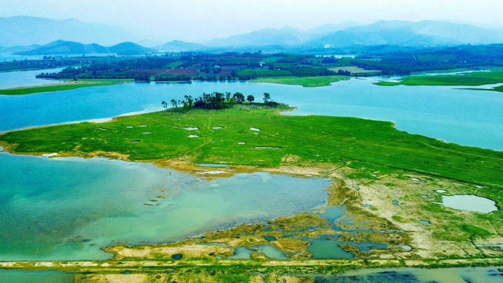 Ngắm vẻ đẹp hoang sơ, kỹ vĩ Hồ Yên Mỹ còn say ngủ-14.jpg