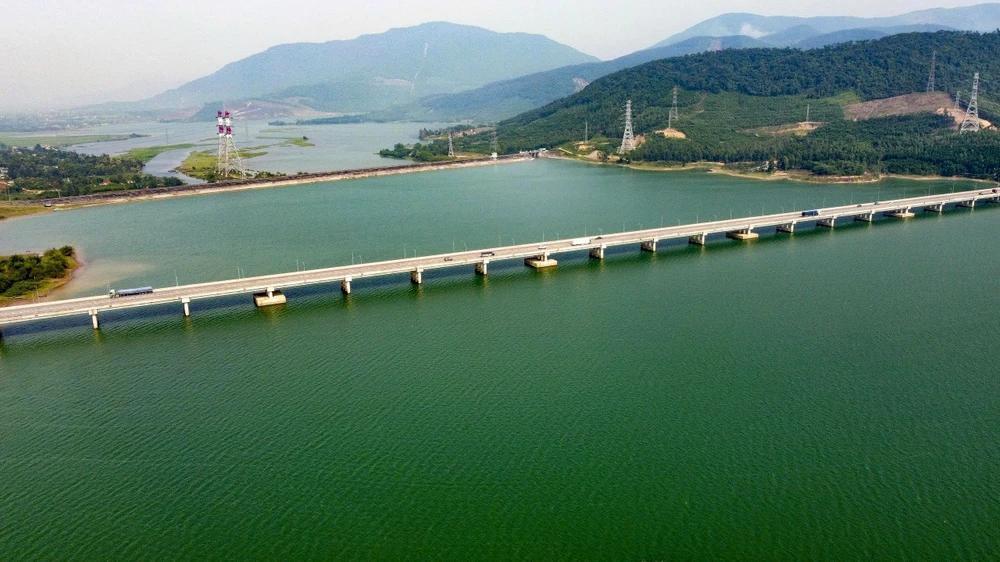 Ngắm vẻ đẹp hoang sơ, kỹ vĩ Hồ Yên Mỹ còn say ngủ-16.jpg