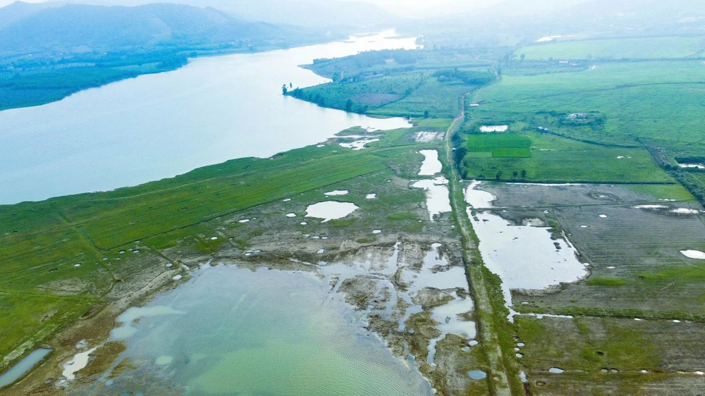 Ngắm vẻ đẹp hoang sơ, kỹ vĩ Hồ Yên Mỹ còn say ngủ-17.jpg