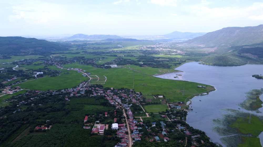 Ngắm vẻ đẹp hoang sơ, kỹ vĩ Hồ Yên Mỹ còn say ngủ-2.jpg