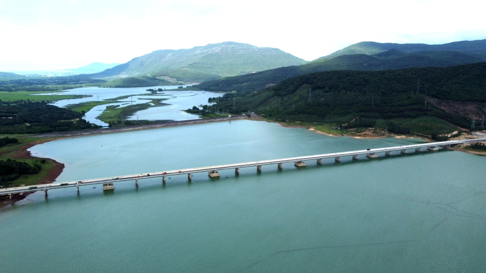 Ngắm vẻ đẹp hoang sơ, kỹ vĩ Hồ Yên Mỹ còn say ngủ-.jpg