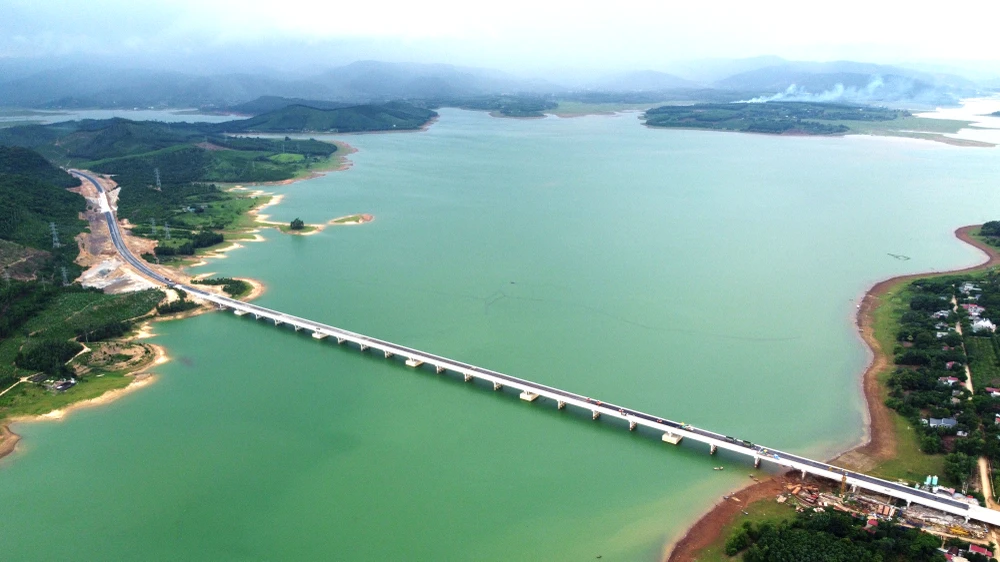 Ngắm vẻ đẹp hoang sơ, kỹ vĩ Hồ Yên Mỹ còn say ngủ-3.jpg