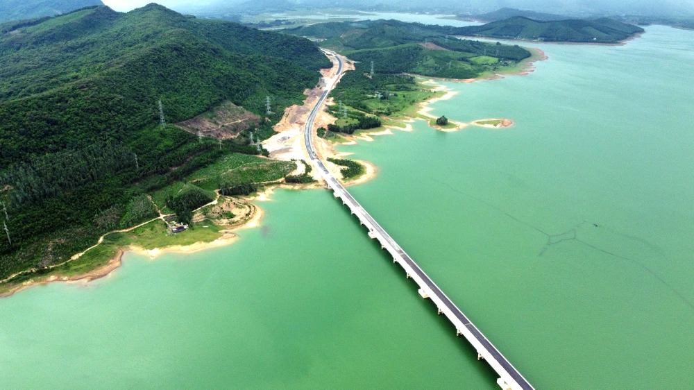 Ngắm vẻ đẹp hoang sơ, kỹ vĩ Hồ Yên Mỹ còn say ngủ-4.jpg