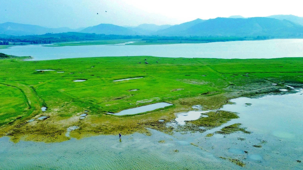 Ngắm vẻ đẹp hoang sơ, kỹ vĩ Hồ Yên Mỹ còn say ngủ-6.jpg