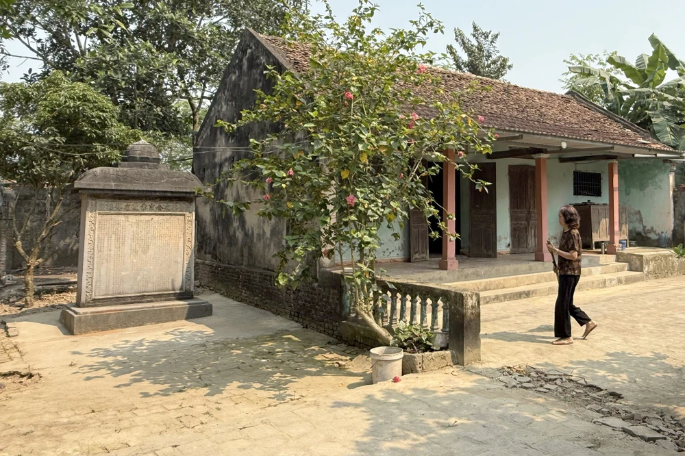 Bia đá cổ hơn 300 năm bị trưng dụng làm tường rào nhà dân ở Thanh Hóa-1.jpg