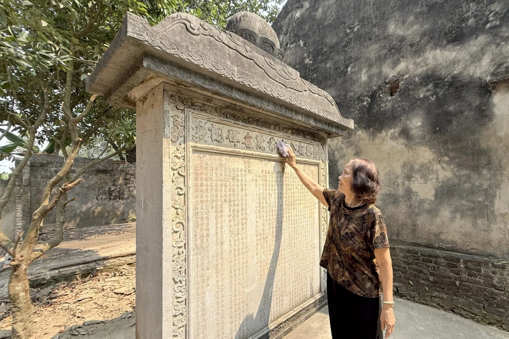 Bia đá cổ hơn 300 năm bị trưng dụng làm tường rào nhà dân ở Thanh Hóa-2.jpg