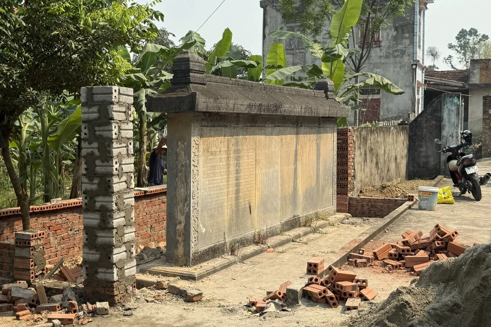 Bia đá cổ hơn 300 năm bị trưng dụng làm tường rào nhà dân ở Thanh Hóa-3.jpg