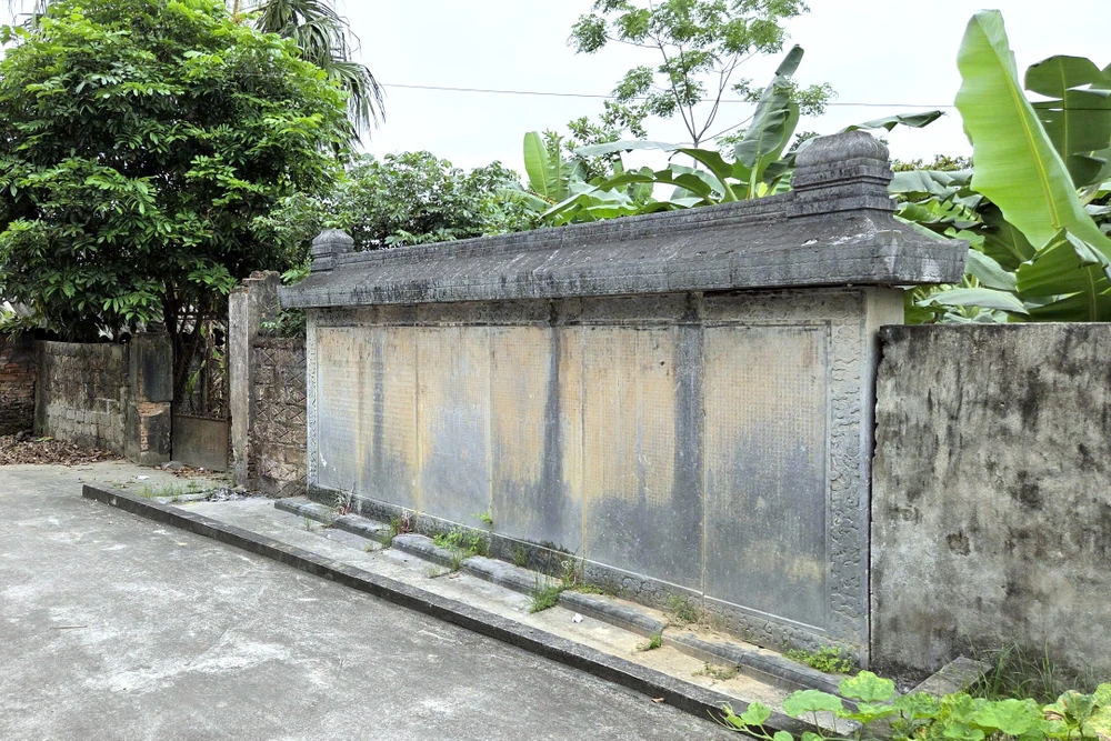 Bia đá cổ hơn 300 năm bị trưng dụng làm tường rào nhà dân ở Thanh Hóa-.jpg