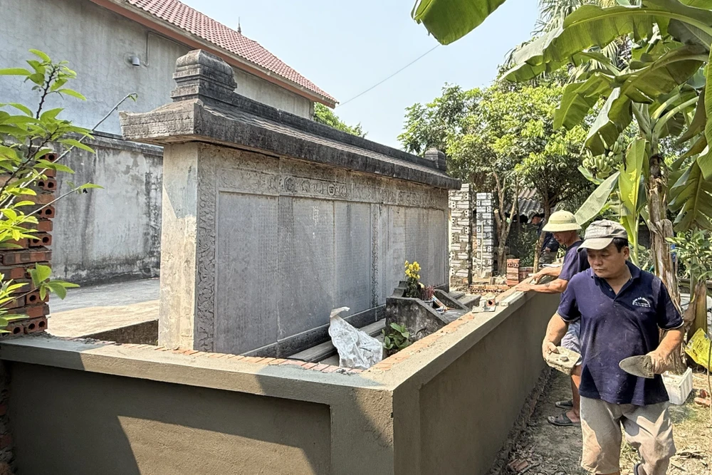 Hiện trạng bia đá cổ hơn 300 năm bị trưng dụng làm tường rào nhà dân ở Thanh Hóa1.jpg