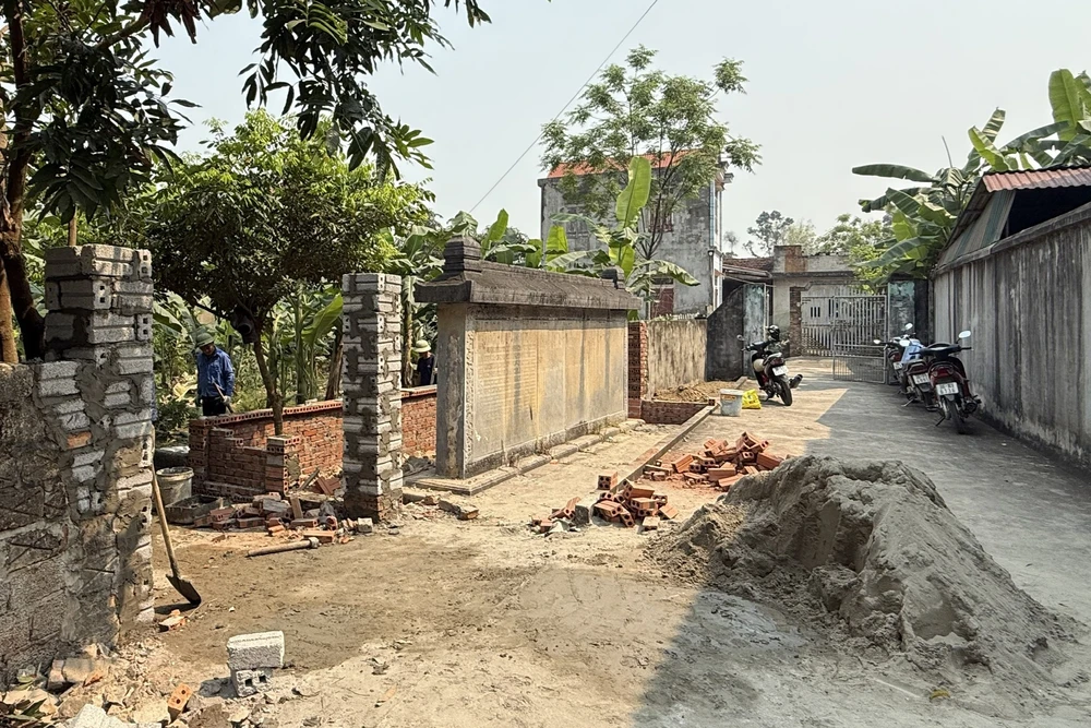 Hiện trạng bia đá cổ hơn 300 năm bị trưng dụng làm tường rào nhà dân ở Thanh Hóa2.jpg