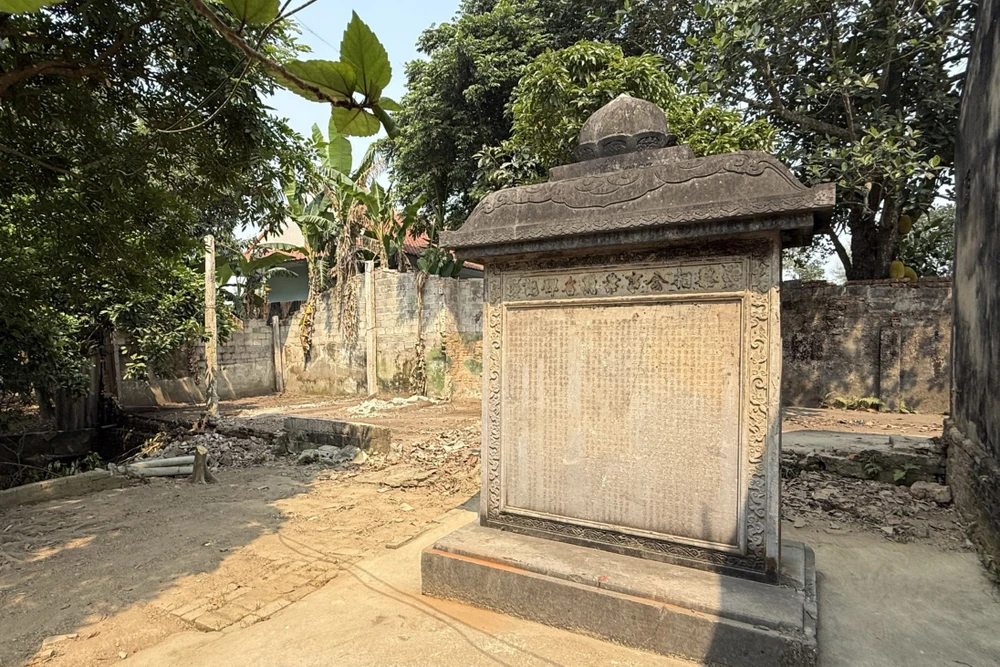 Tấm bia đá cổ.jpg