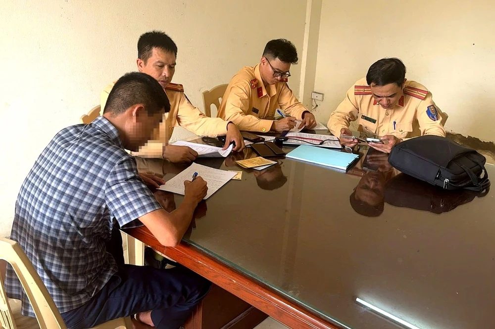 Tài xế ô tô vượt ẩu, bị xử phạt ở Thanh Hóa 1.jpg