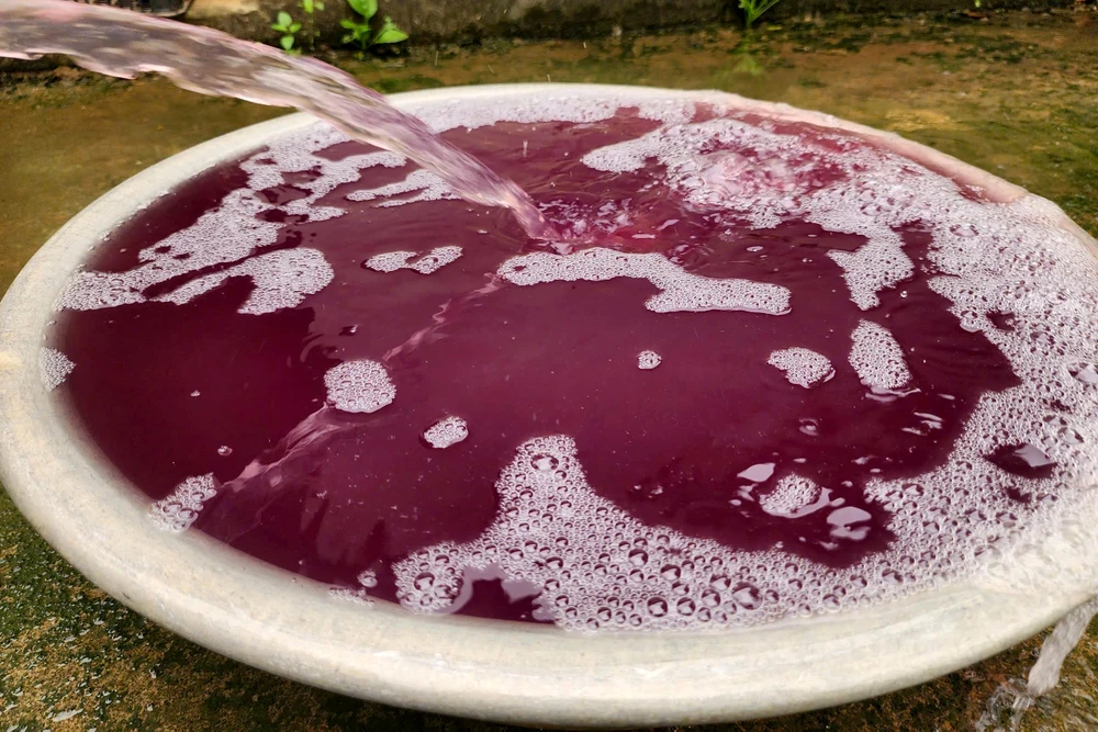 Nước đổi màu tím, bốc mùi hôi, nhiều hộ dân ở Thanh Hóa -4.jpg