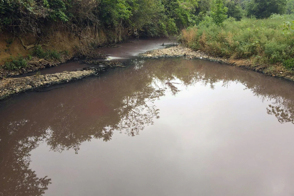 Nước đổi màu tím, bốc mùi hôi, nhiều hộ dân ở Thanh Hóa -6.jpg