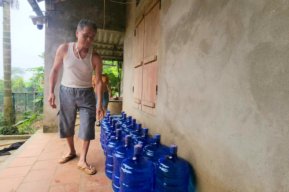 Nước đổi màu tím, bốc mùi hôi, nhiều hộ dân ở Thanh Hóa -.jpg