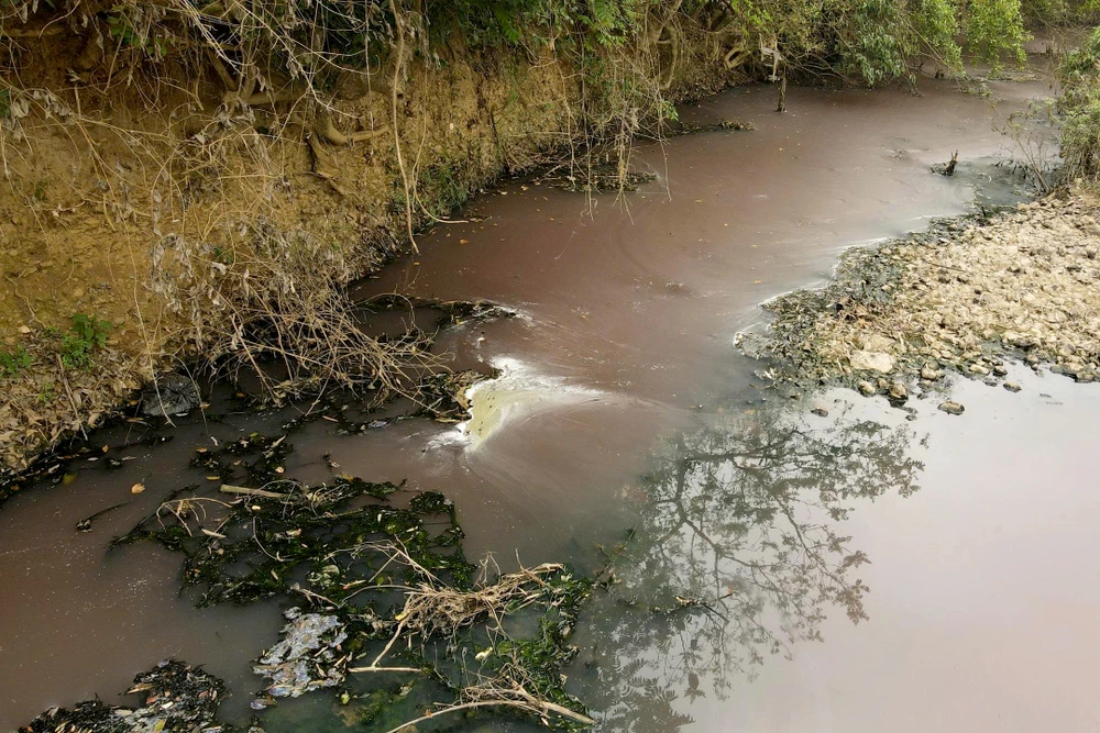 Nước đổi màu tím, bốc mùi hôi, nhiều hộ dân ở Thanh Hóa -7.jpg