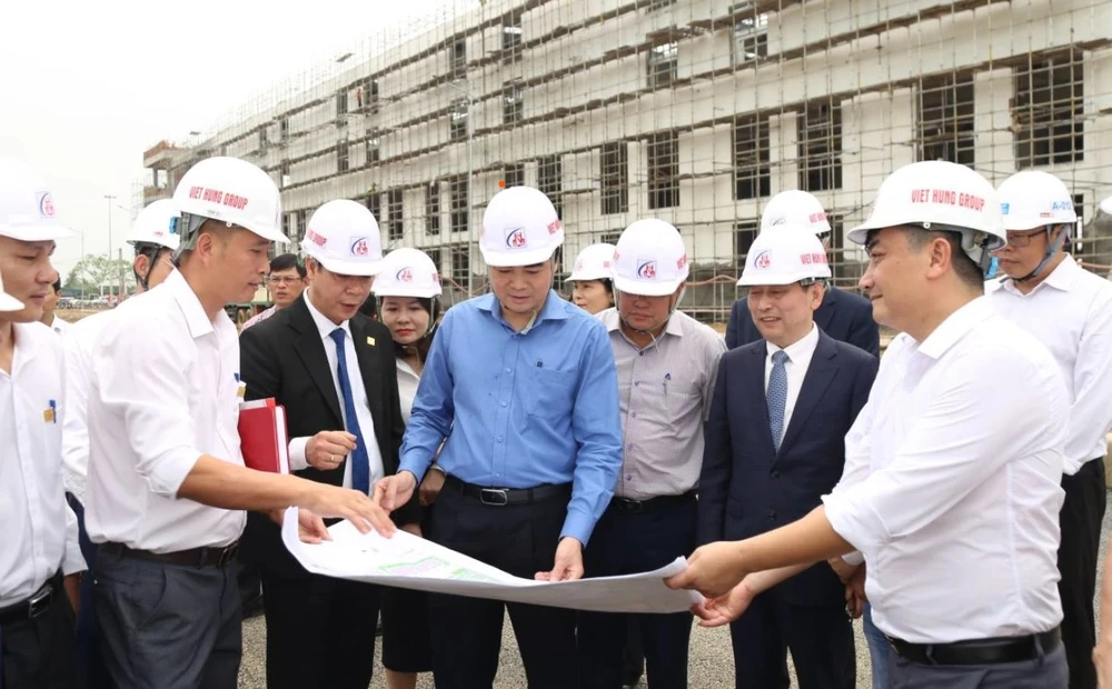 Chủ tịch UBND tỉnh Thanh Hóa kiểm tra tiến độ dự án Thung lũng Gốm sứ Asean Việt Nam-.jpg