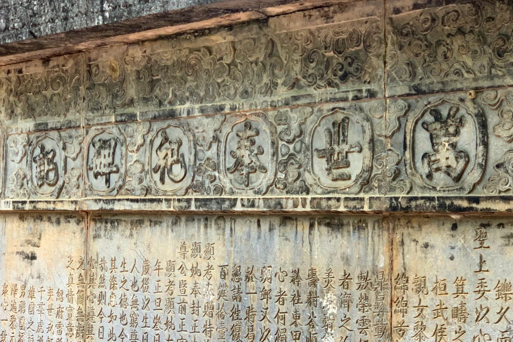 Cận cảnh hai bia cổ 300 năm thoát cảnh làm tường rào nhà dân ở Thanh Hóa-10.jpg