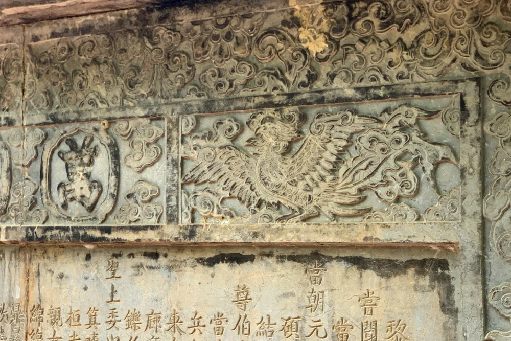 Cận cảnh hai bia cổ 300 năm thoát cảnh làm tường rào nhà dân ở Thanh Hóa-12.jpg