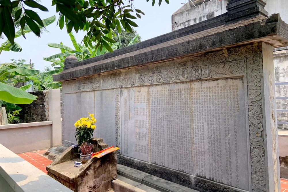 Cận cảnh hai bia cổ 300 năm thoát cảnh làm tường rào nhà dân ở Thanh Hóa-13.jpg