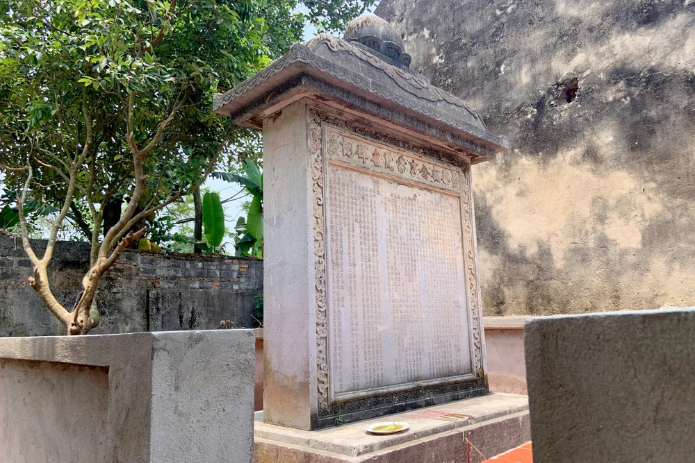 Cận cảnh hai bia cổ 300 năm thoát cảnh làm tường rào nhà dân ở Thanh Hóa-14.jpg